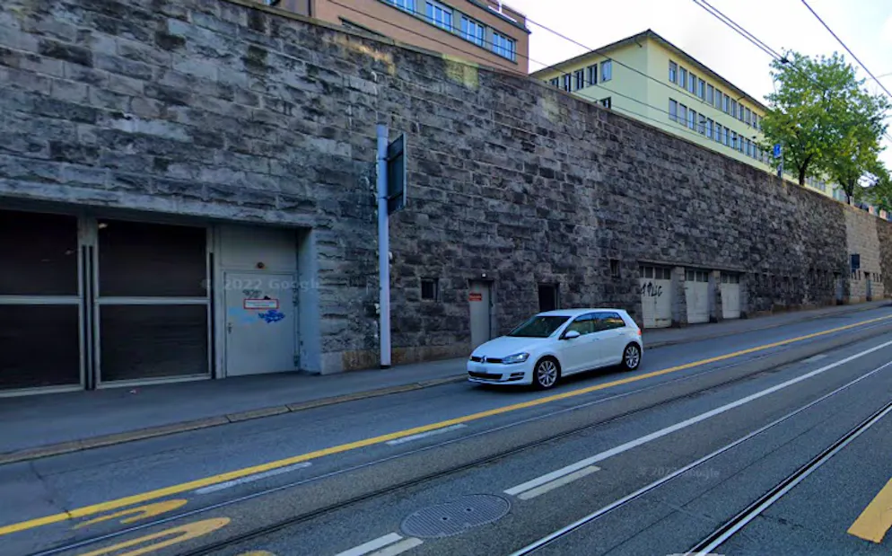 Die Kantonspolizei Zürich sucht zwei Männer, die einem wartenden Autofahrer eine wertvolle Armbanduhr geraubt haben.