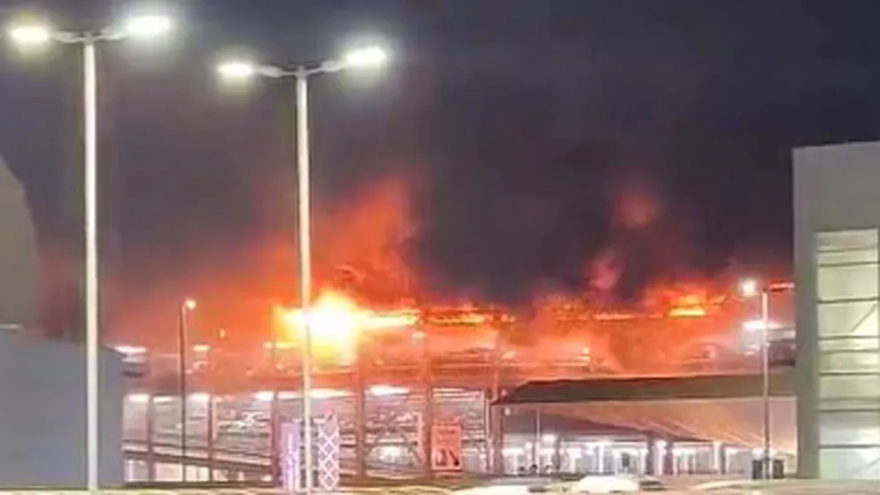 Flammen schlagen aus der obersten Etage eines mit vielen Autos besetzten Parkhauses am Londoner Flughafen Luton (Screenshot aus einem bei X geposteten Video).
