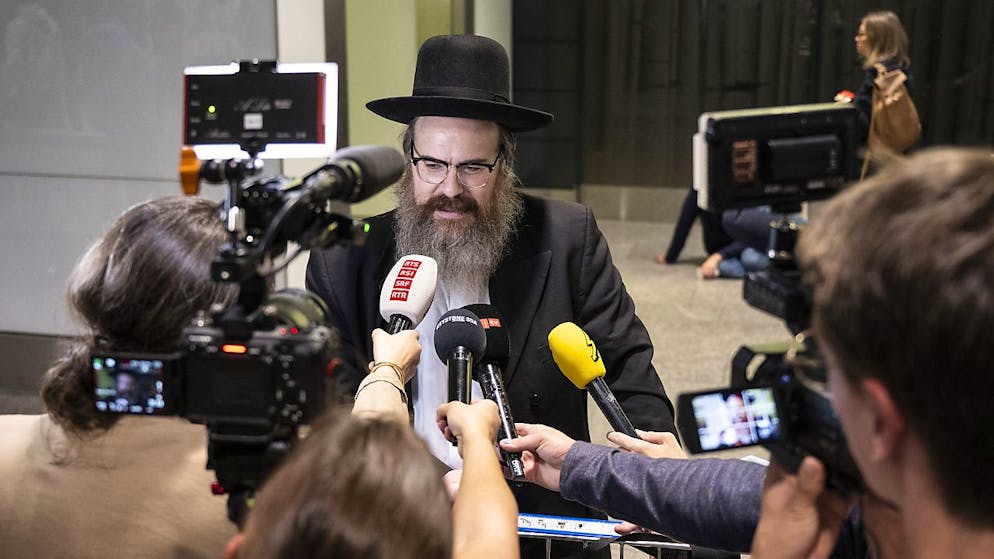 Uno dei passeggeri giunto a Zurigo intervistato dai media nella sala degli arrivi.