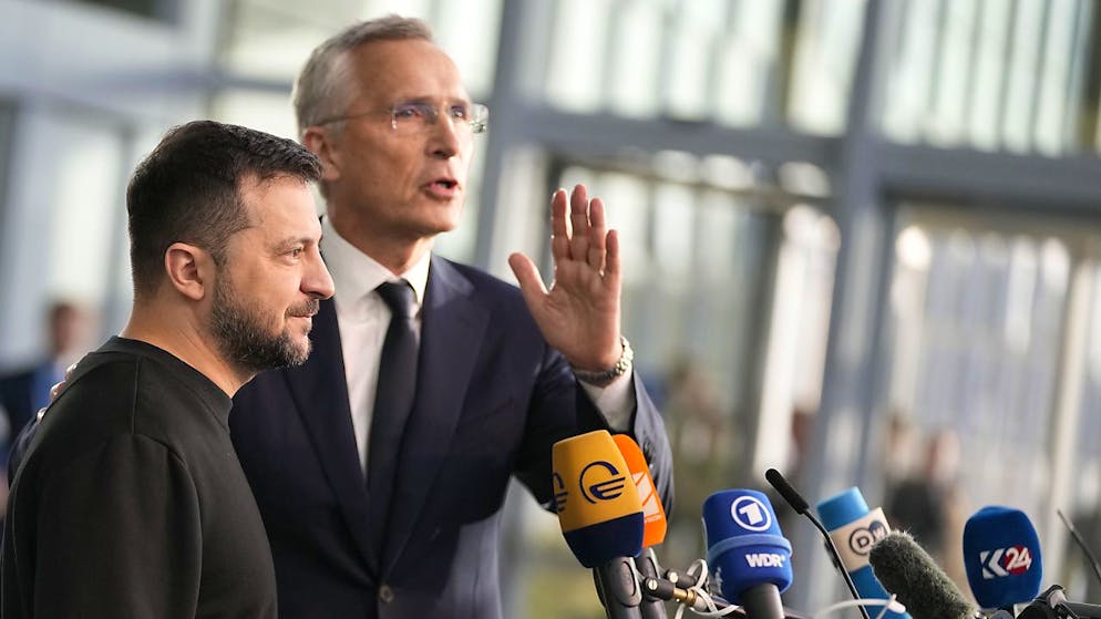 Il segretario generale della NATO Jens Stoltenberg e il presidente ucraino Volodymyr Zelensky oggi a Bruxelles.