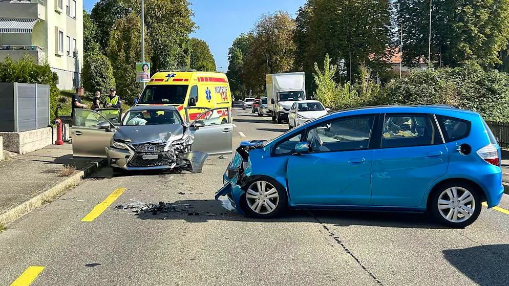 Drei Leichtverletzte und zwei total beschädigte Autos: Das ist die Bilanz einer Frontalkollision in Aarau.