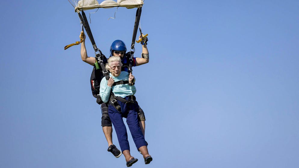 Dorothy Hoffner beim Skydiving-Tandemsprung in Ottawa im US-Bundesstaat Illinois.