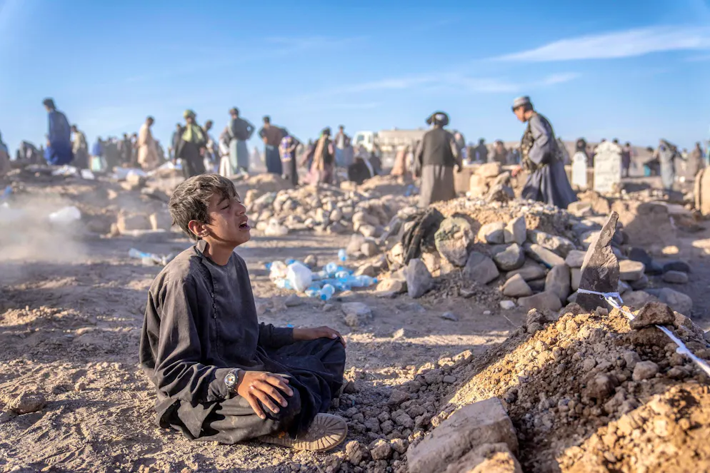 Ein Junge trauert neben dem Grab seines kleinen Bruders, der in der Provinz Herat im Westen Afghanistans ums Leben gekommen ist. (Archivbild)