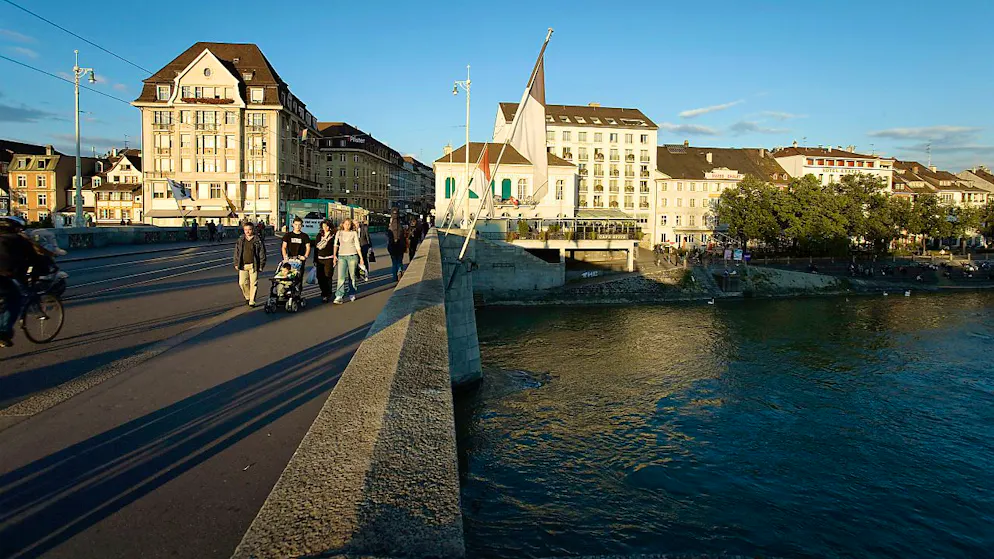 Die Zukunft des Hotels Merian in Basel (rechts der Brücke) ist ungewiss.
