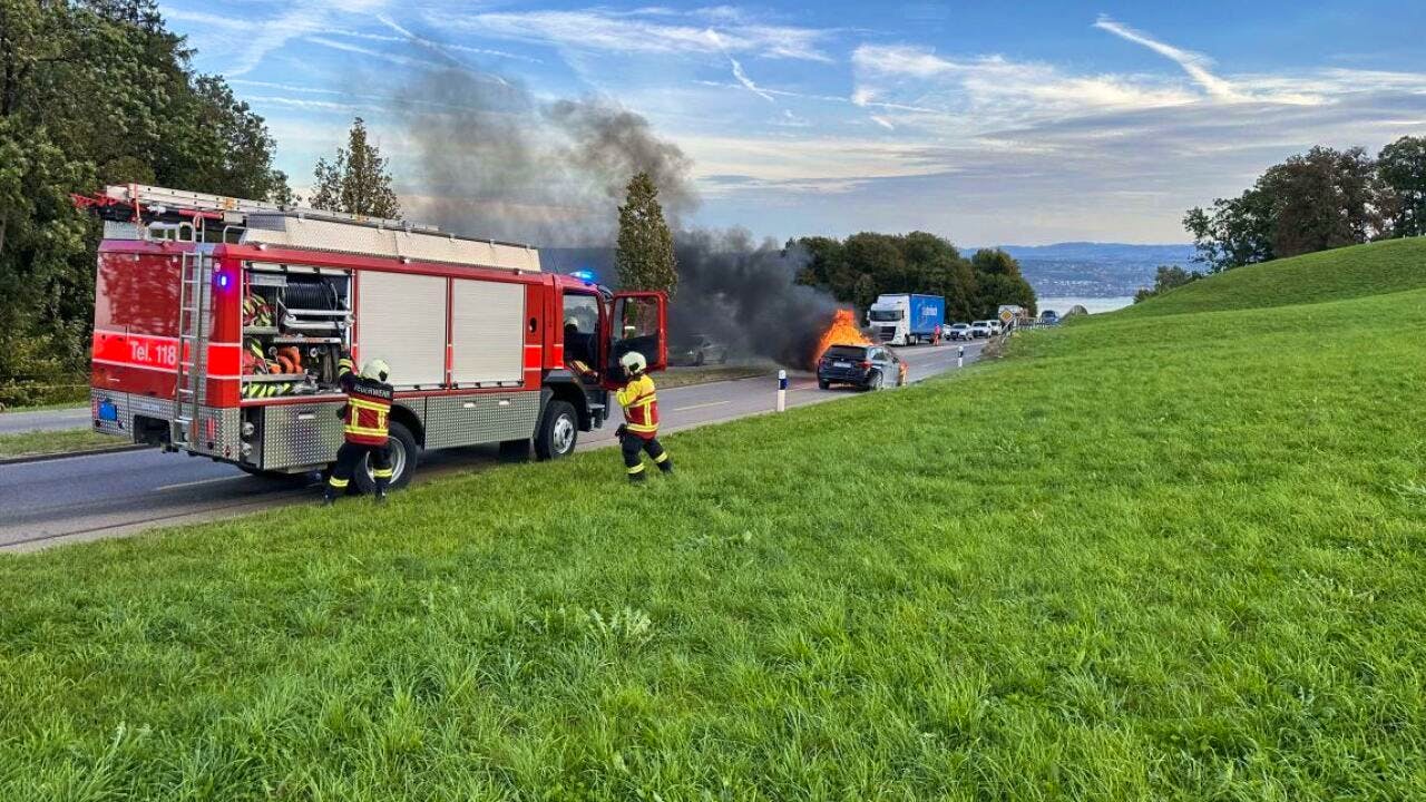 Fahrzeugbrand: Auto Fängt In Feusisberg SZ Während Der Fahrt Feuer ...