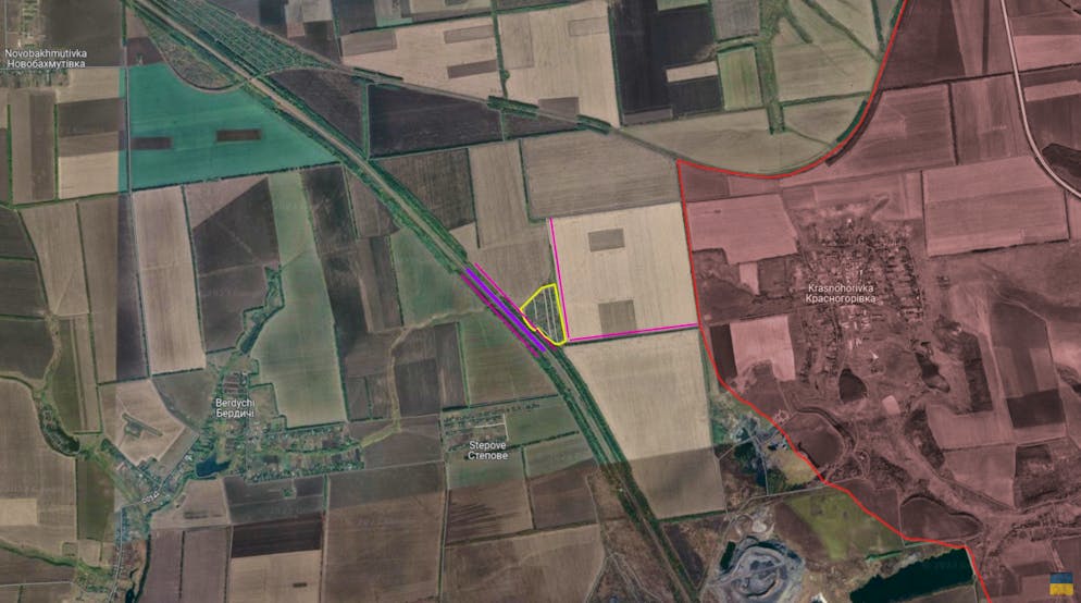 Schlacht um Awdijwka – die nördliche Flanke. Ein Teil der Truppe greift die Kohle-Mine an (Im Bild halbrechts ganz unten). Das Gros zieht aber nach Westen in Richtung des Dorfes Berdychi. Das Problem: Eine namenlose Siedlung, zwei Baum-Reihen und der Bahndamm ergeben eine gute Verteidigung.