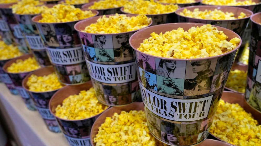 Taylor Swift feiert Filmpremiere in Los Angeles - Gallery. Auch an Popcorn im Taylor-Swift-Becher wurde gedacht.