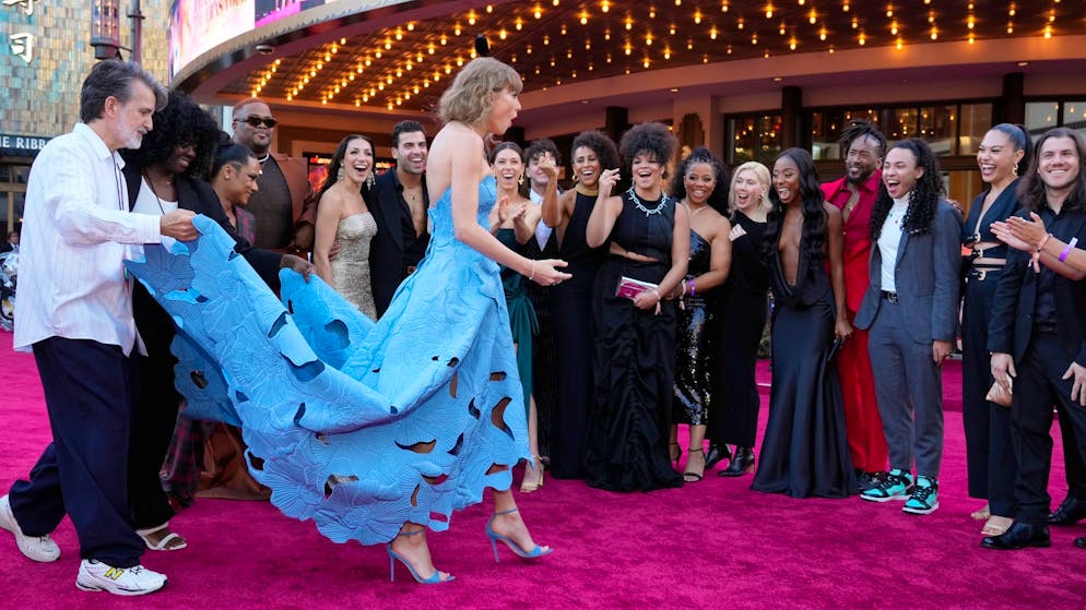 Taylor Swift feiert Filmpremiere in Los Angeles - Gallery. Freude und Ausgelassenheit bei Taylor Swift und ihrem Team.