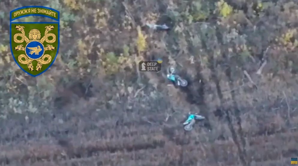 Schlacht um Awdijwka – die südliche Flanke. Die Verluste sind enorm – auch russische Soldaten auf Motorrädern können das Ruder nicht herumreissen. Mehr in den Videos <a target="_blank" rel="nofollow" href="https://www.youtube.com/watch?v=nZxku2U_SxE&t=23s">hier</a> und <a target="_blank" rel="nofollow" href="https://www.youtube.com/watch?v=LMoPXxT3Eqk">hier</a>.