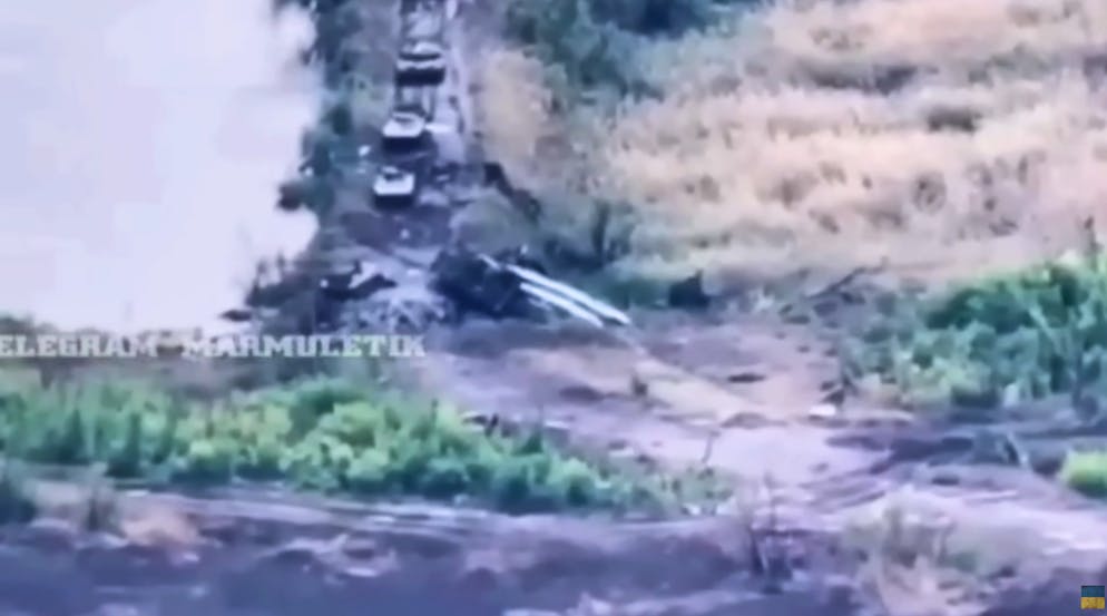 Schlacht um Awdijwka – die südliche Flanke. ... passiert den Russen an einer provisorischen Brücke ein Missgeschick, als einer der Panzer – hier zu sehen – herunterfällt. Die Kolonne dreht daraufhin offenbar um. Das Video findest du <a target="_blank" rel="nofollow" href="https://twitter.com/saintjavelin/status/1711749096812245382">hier</a>.
