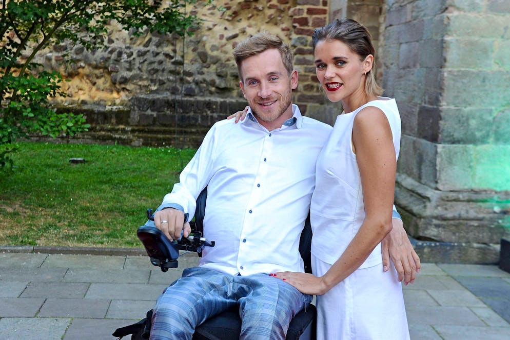 Schauspieler Samuel Koch wird Vater – 15 Jahre nach Unfall bei «Wetten, dass …?». Inzwischen hat sich der 38-Jährige eine Karriere als Schauspieler und Autor aufgebaut. Hier 2018 an den 68. Bad Hersfelder Festspielen mit seiner Sarah Elena.