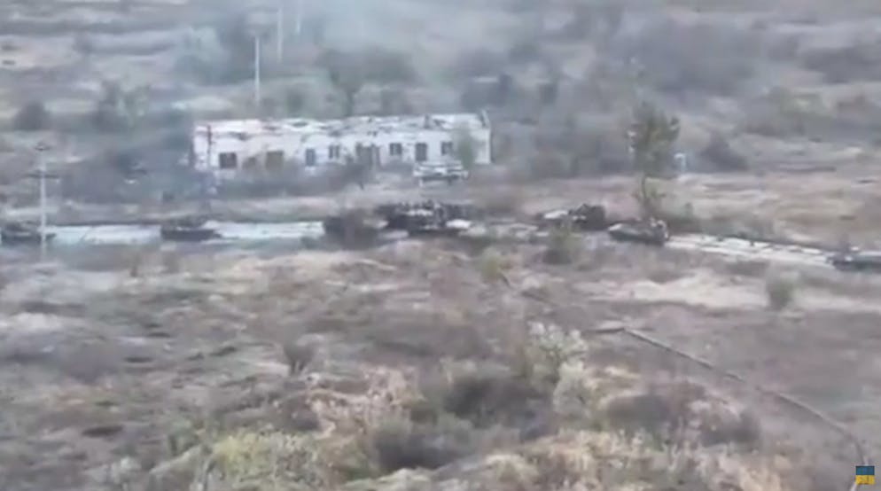 Schlacht um Awdijwka – die nördliche Flanke. Dabei fahren derart viele mechanisierte Einheiten auf, dass es auf den schmalen Strassen gar eine Art Stau gibt.