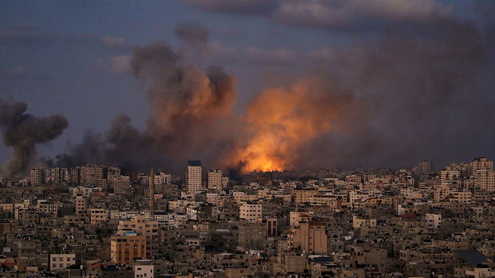 Fuoco si alza da Gaza City dopo uno dei tanti raid israeliani.