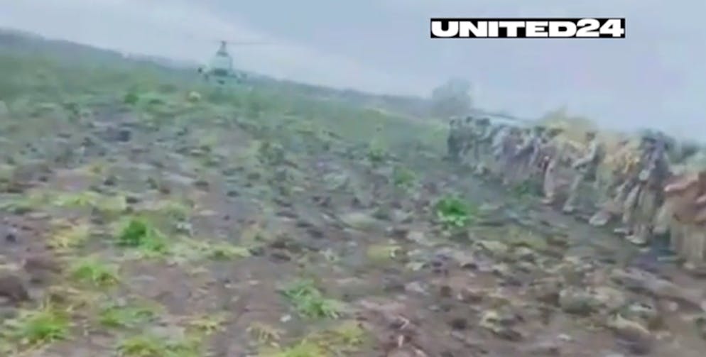 Tiefer geht es nicht: Die Mi-8 verfehlt den Filmenden nur knapp.