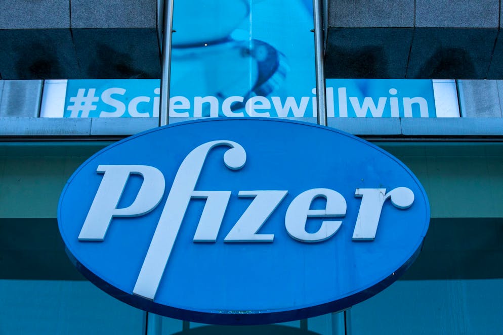 Der US-Pharmariese will offenbar über 200 Stellen in der Schweiz abbauen.