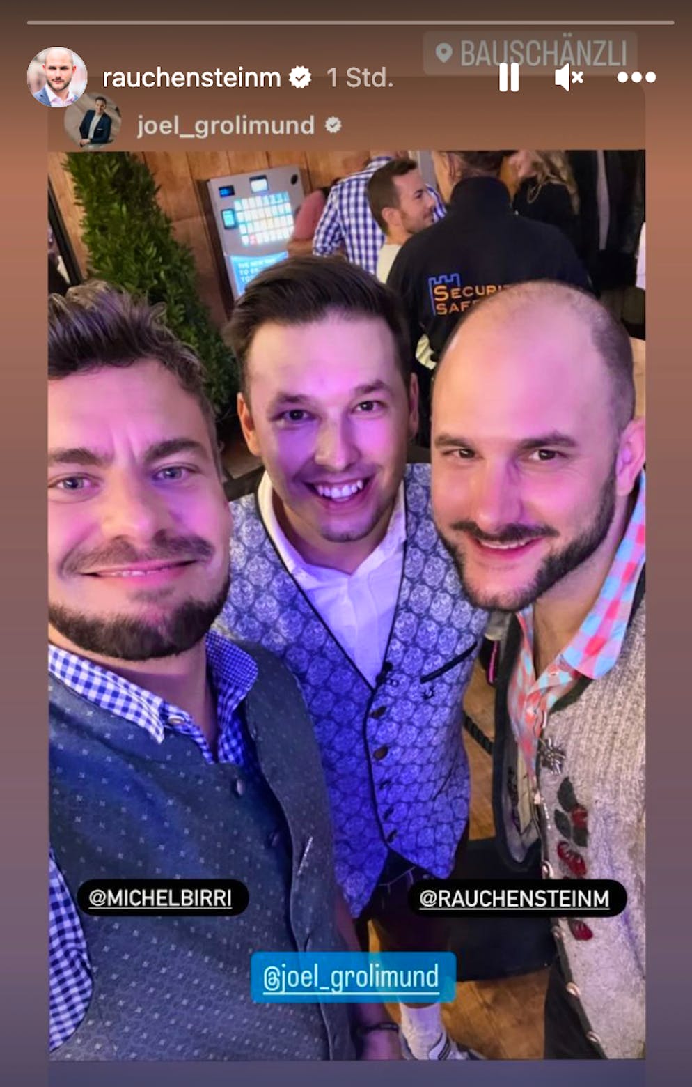 Hanselmann's Wiesnparty 2023. «Gesichter&Geschichten»-Moderator Joel Grolimund (Mitte), «Tagesschau»-Anchor Michael Rauchenstein (r) und «G&G»-Kollege Michel Birri zeigen sich an der Wiesnparty 2023.