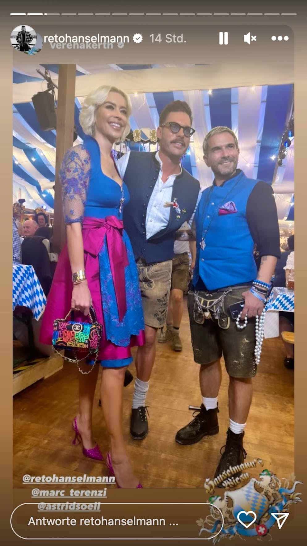 Hanselmann's Wiesnparty 2023. Hat die Wiesnparty organisiert: der Zürcher It-Boy Reto Hanselmann (Mitte). Hier mit Influencerin Verena Kerth und ihrem Freund, dem Sänger Marc Terenzi.