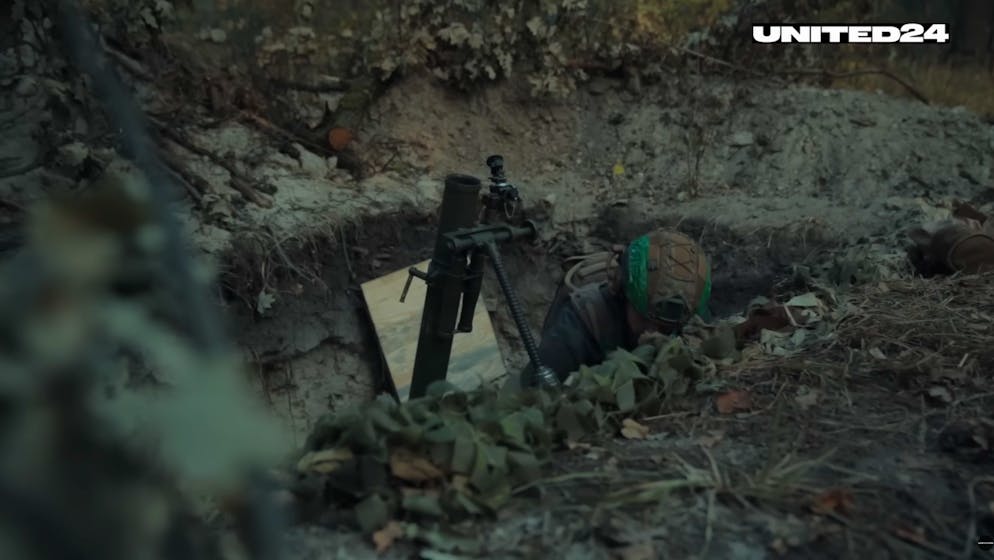 Kopf runter – der ukrainische Mörser kurz vor dem Abschuss.