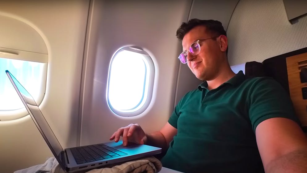 Teures Wifi, unbequemes Bett. YouTuber rechnet knallhart mit Business Class der Swiss ab