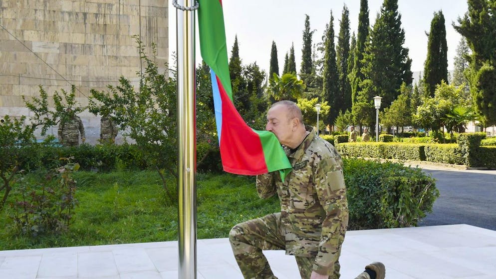 Il presidente dell'Azerbaigian mentre bacia la bandiera del suo paese a Khojaly, nel Nagorno-Karabakh.