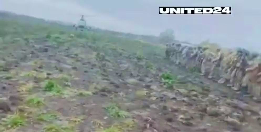 Più basso di così non esiste: il Mi-8 manca di poco la fine del film.