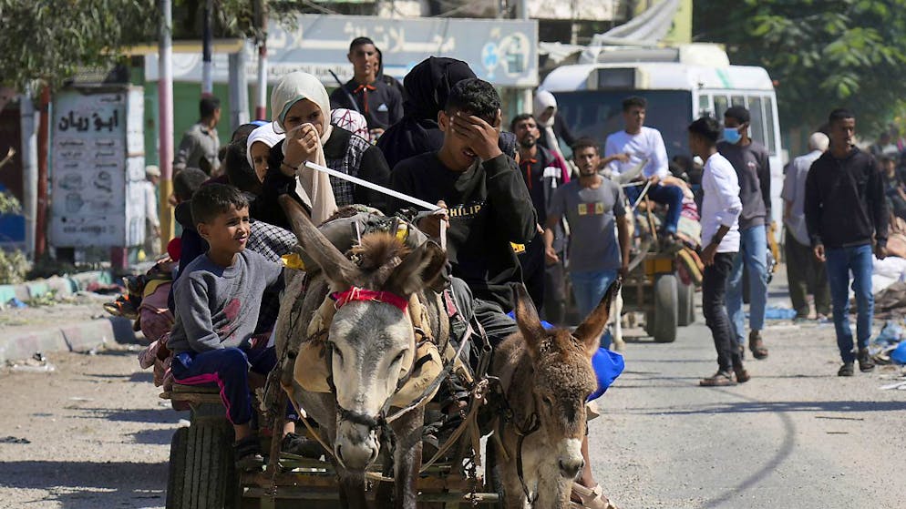 Palestinesi in fuga dai bombardamenti.