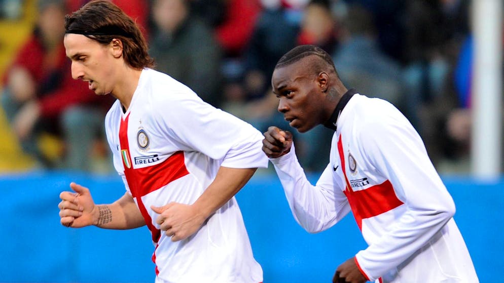 Zlatan Ibrahimovic (sinistra) e Mario Balotelli, quando erano compagni di squadra all'Inter nella stagione 2008-2009. 