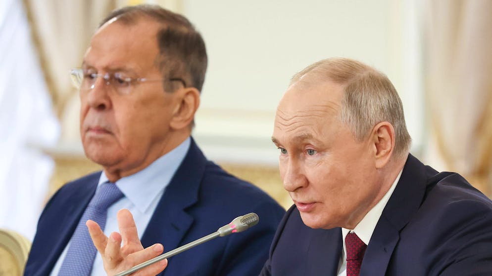 Kreml-Chef Wladimir Putin (r.) und sein Aussenminister Sergey Lawrow in St. Petersburg. (29. Juli 2023)
