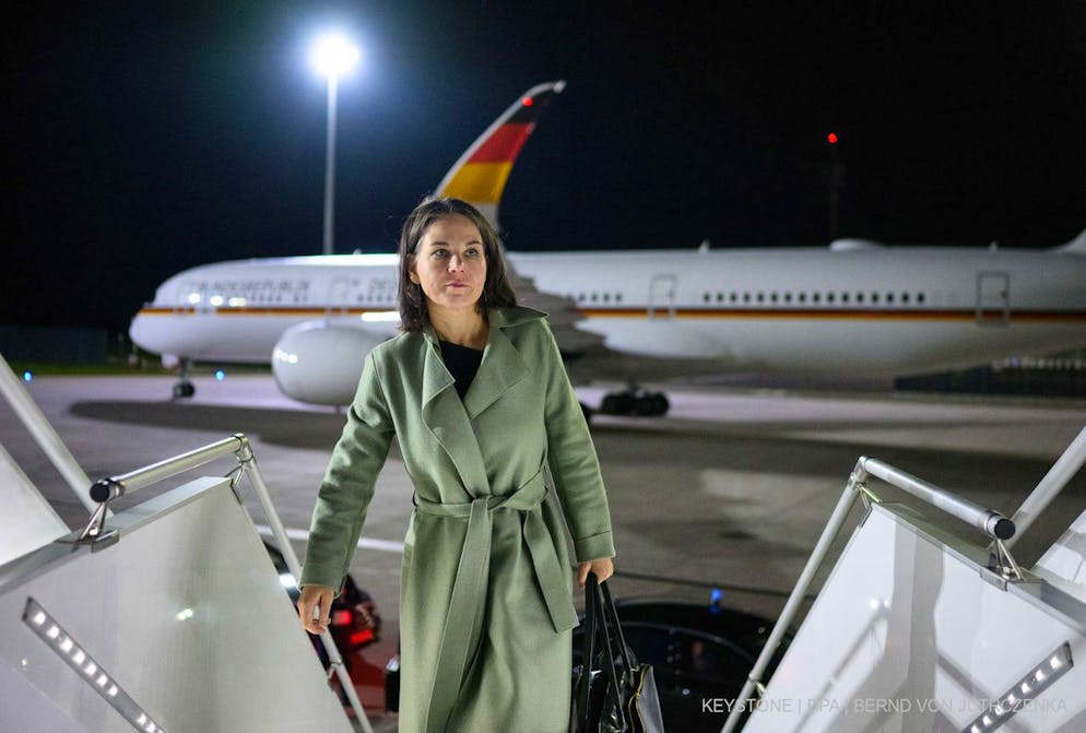 Deutschlands Aussenministerin Annalena Baerbock steigt auf dem militärischen Teil vom Flughafen Berlin Brandenburg in ein Flugzeug der Flugbereitschaft der Bundeswehr, um nach Chisinau (Moldau) zu fliegen. 