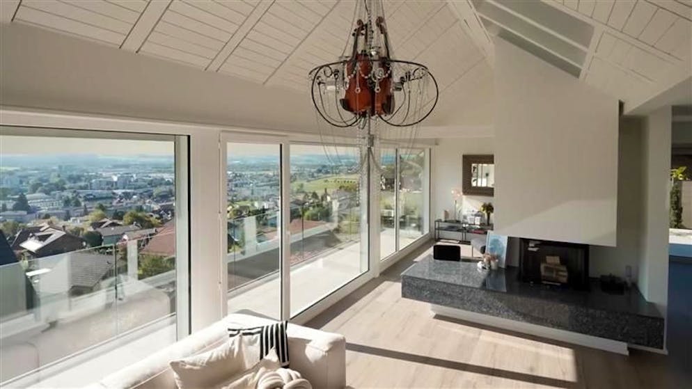 Luca und Christina Hänni haben ihr Haus, es ist 40 Jahre alt, komplett umgebaut. Heute kann man, weil es kaum mehr Wände gibt, fast von überall die Aussicht auf den Thunersee und das Berner Oberland geniessen.