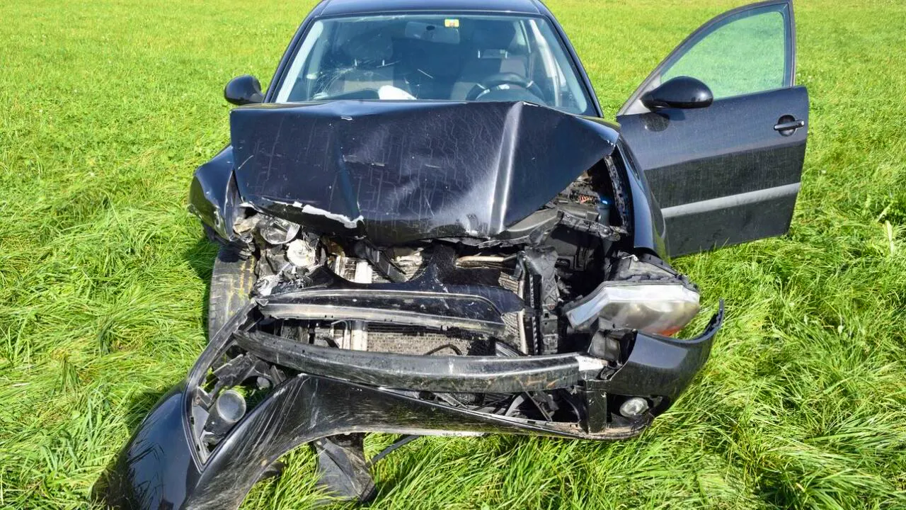 Verkehrsunfall. Zwei Autos driften bei Kollision in Dagmersellen LU in Wiese ab