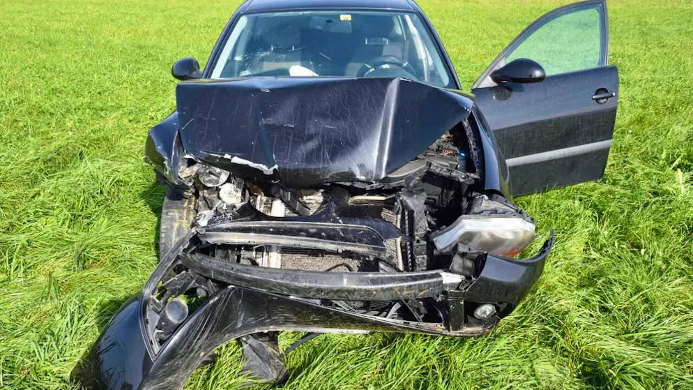Dieses Auto fuhr in das Heck eines abbiegenden Personenwagens.