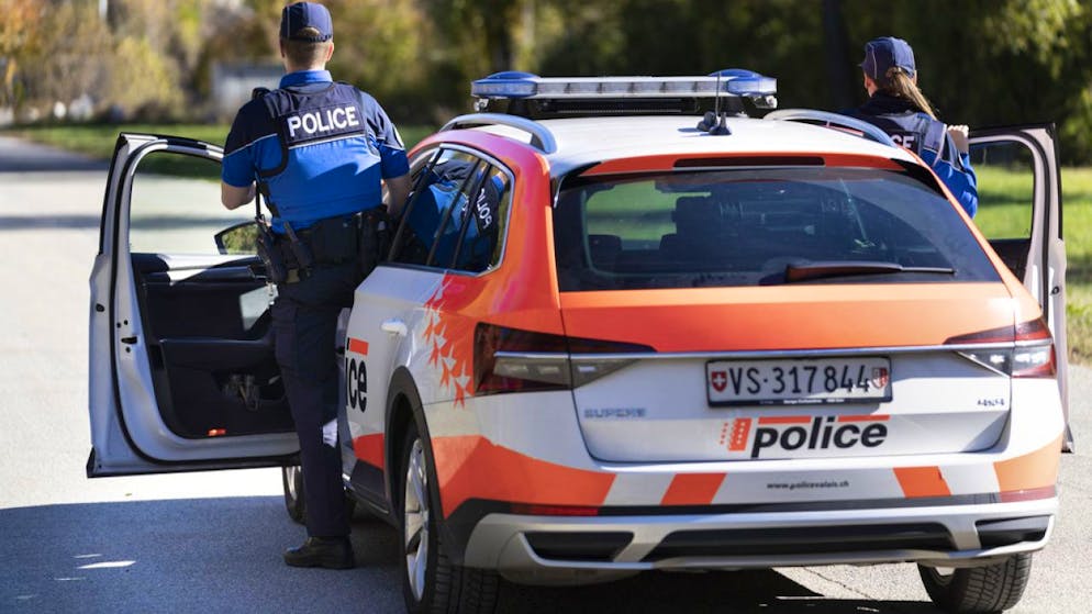 Arrêté sur l'autoroute en Valais. «Conduite hésitante»: il consommait du gaz hilarant au volant