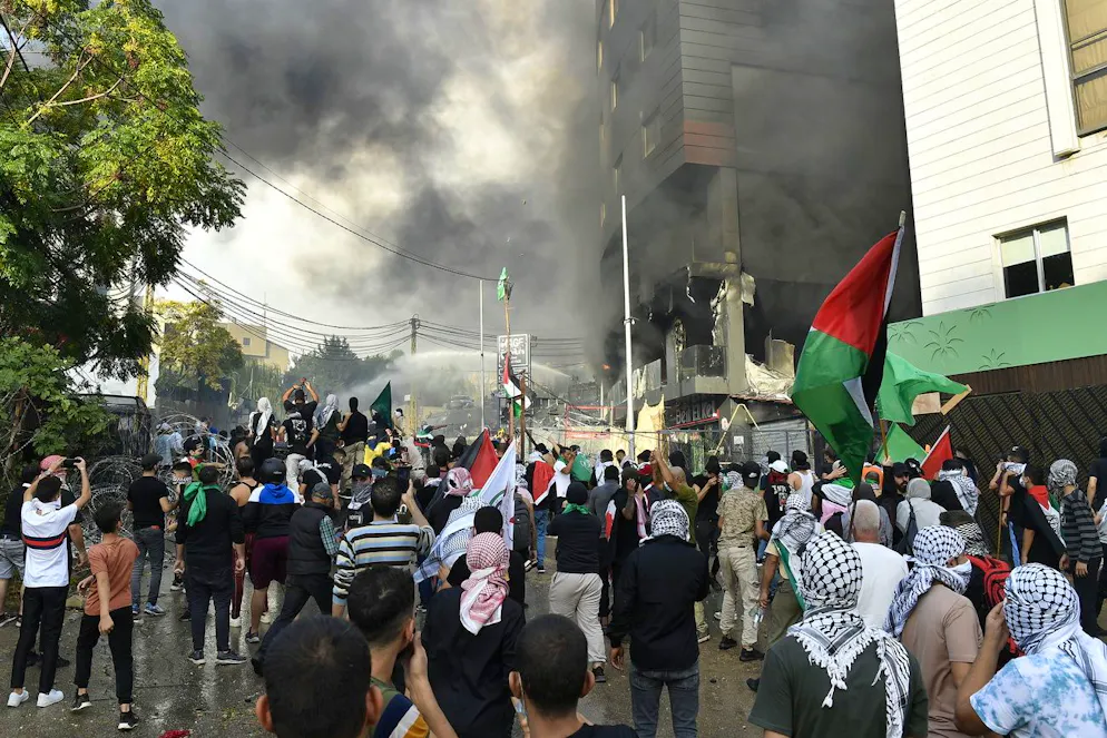 Il fumo si alza mentre i manifestanti si scontrano con le forze di sicurezza davanti all'ambasciata americana durante una protesta a Beirut, in Libano, in seguito a un attacco a un ospedale nella Striscia di Gaza.