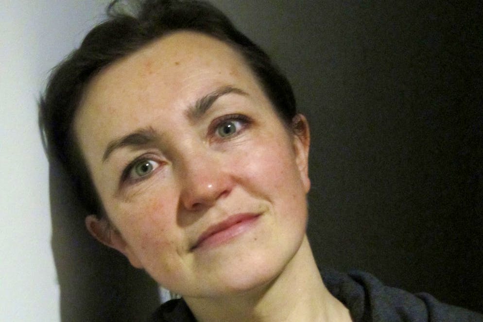 La giornalista di Radio Liberty Alsu Kurmasheva posa per una foto durante una pausa di lavoro presso la sede della radio a Praga in Repubblica Ceca nel 2013.