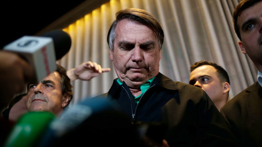 Jair Bolsonaro, ehemaliger Präsident von Brasilien, umgeben von Journalisten in einem Restaurant in Belo Horizonte.