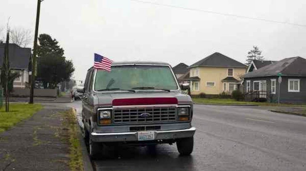 Un furgone è parcheggiato in una strada di Seattle. Nell'America urbana ci sono sempre più professionisti che devono vivere in macchina.