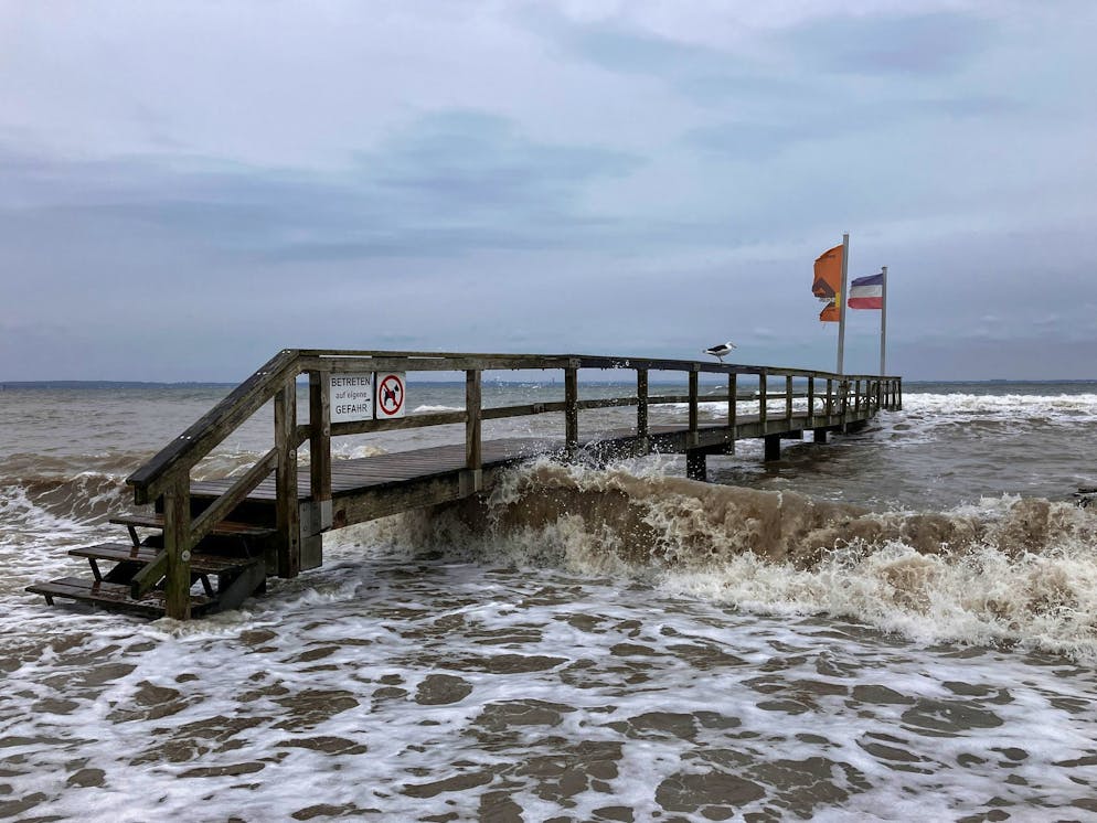 The North is preparing for a severe storm in the Baltic Sea - photo gallery.  The bathing jetty in Nenndorf is washed by waves.  A severe storm is expected on the coast of Schleswig-Holstein on the Baltic Sea.