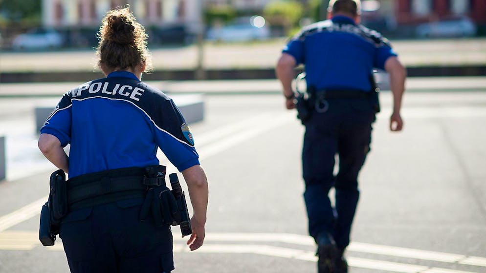 La police jurassienne a dû faire usage dimanche à Moutier (JU) d'une grenade incapacitante pour interpeller un homme soupçonné de violences domestiques. Personne n'a été blessé lors de cette opération, a indiqué lundi le Ministère public. (Cliché symbolique/Keystone archives).