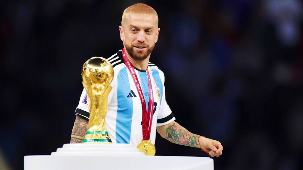 Alejandro Gomez devant la Coupe du monde.