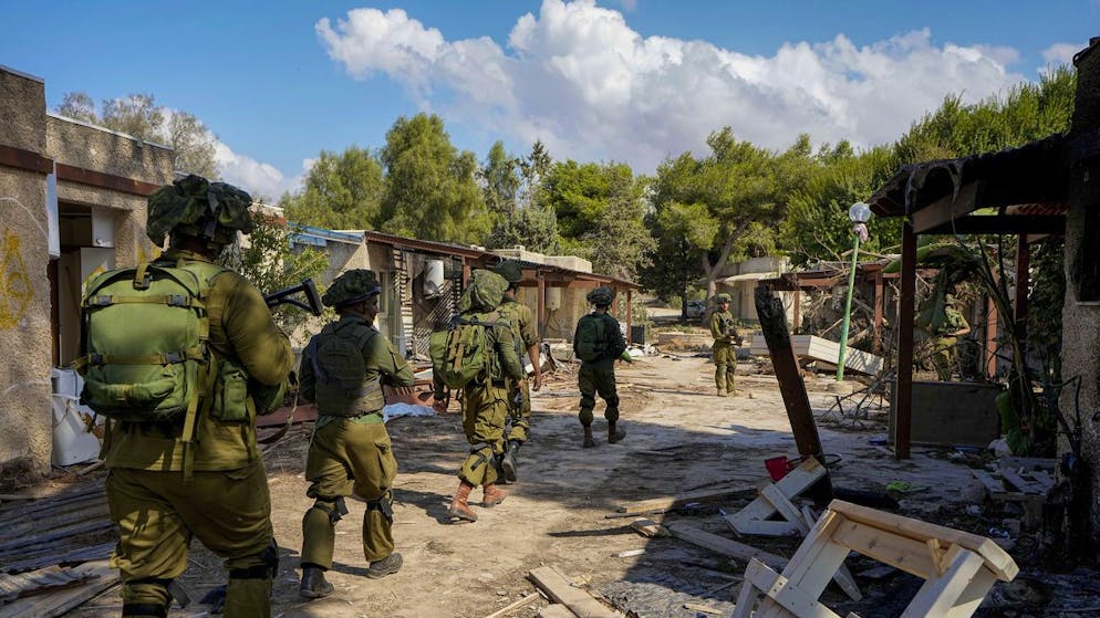 La testimonianza. Il terrore di Hamas in Israele: «Ho detto a mio marito che ci avrebbe dovuto sparare»