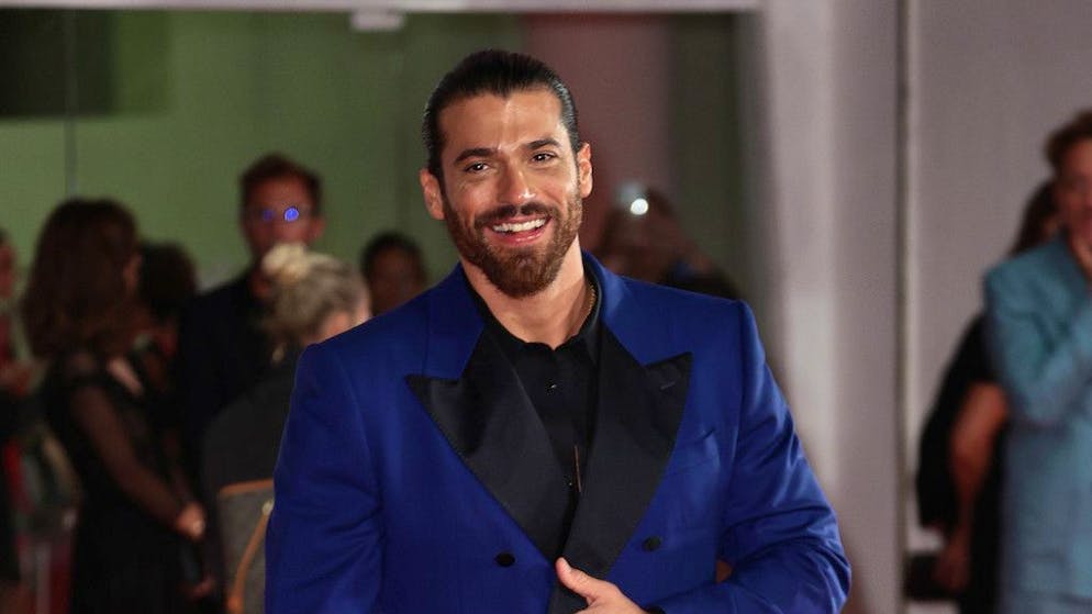 Reazione shock. Can Yaman lancia il cellulare di un fan: «Quello era un maleducato»