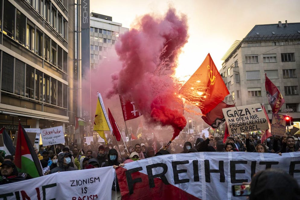 Questa sera la polizia di Zurigo ha permesso lo svolgimento di una manifestazione non autorizzata di un gruppo pro-Palestina.