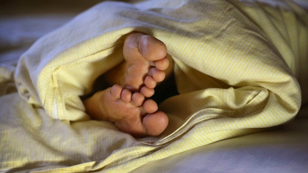 Wer gut schläft, hat einer neuen Studie zufolge ein geringeres Risiko, einen Herzinfarkt oder einen Schlaganfall zu erleiden. (Symboldbild)