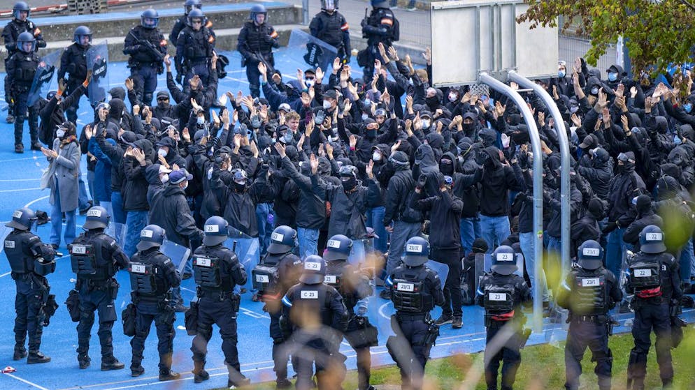 Demo-Verbot in Basel. Polizei nahm Mass-voll-Präsident Nicolas Rimoldi in Gewahrsam