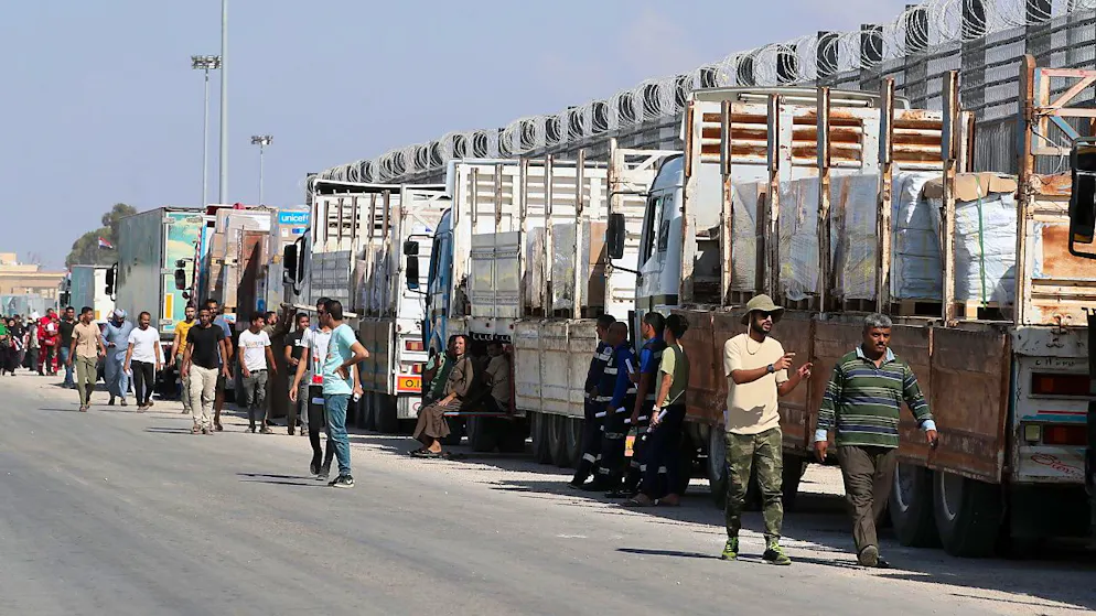 Camion in coda davanti al valico di Rafah