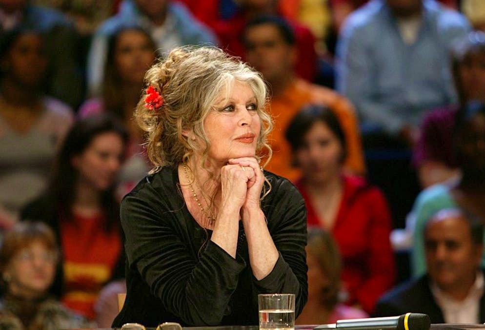 L'attrice Brigitte Bardot ha scritto una lettera aperta al consigliere federale Albert Rösti su X (ex Twitter). È indignata per l'approvazione dell'abbattimento dei lupi in Svizzera.