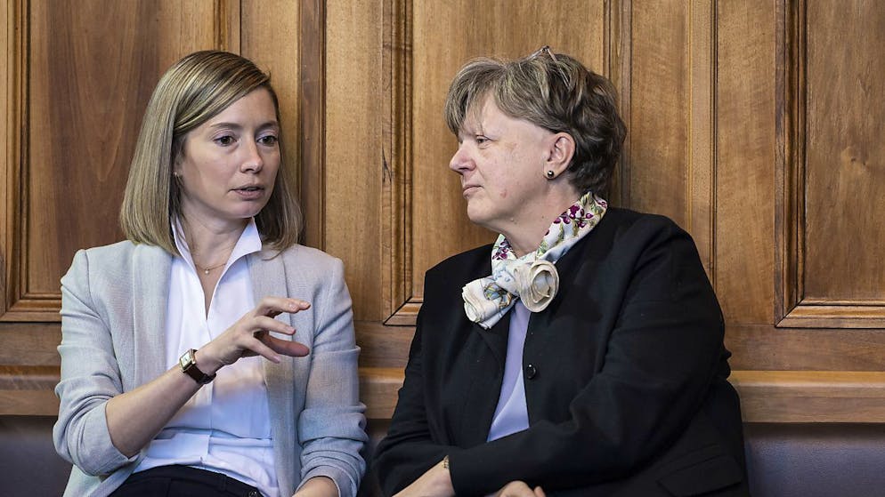 Johanna Gapany (PLR), a sinistra, discute con Isabelle Chassot (Centro)