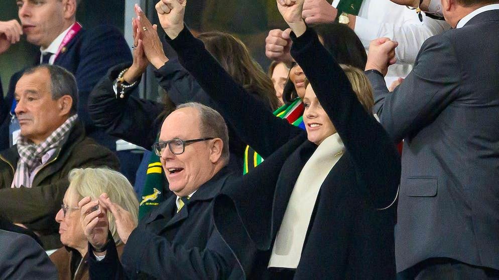 Allo stadio. Addio voci di separazione? Alberto e Charlène fotografati mentre si divertono insieme