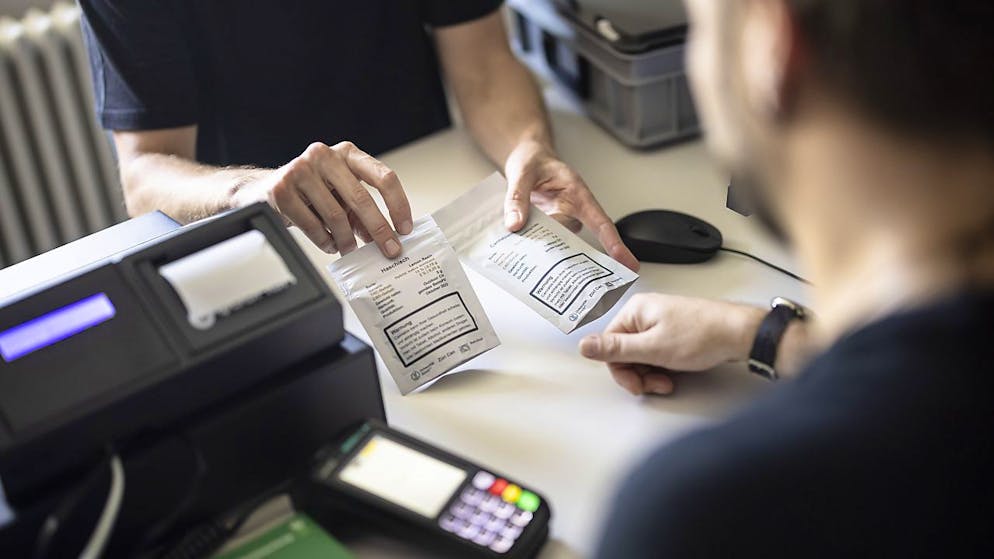 Bei der Zürcher Cannabis-Studie "Züri Can" sind entweder Cannabis-Blüten oder Haschisch, also gepresstes Harz, im Angebot. Erstmals werden Cannabis-Produkte legal verkauft. (Archivbild)